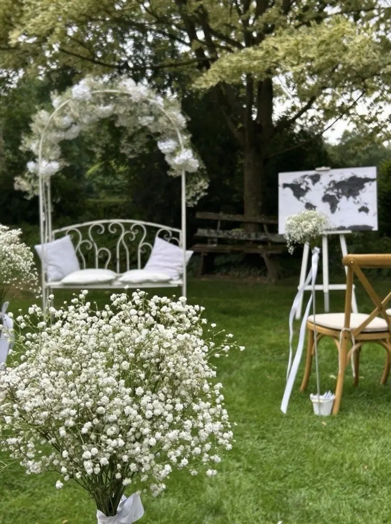 Freier Trauort im Garten mit Blumen und Sitzbank